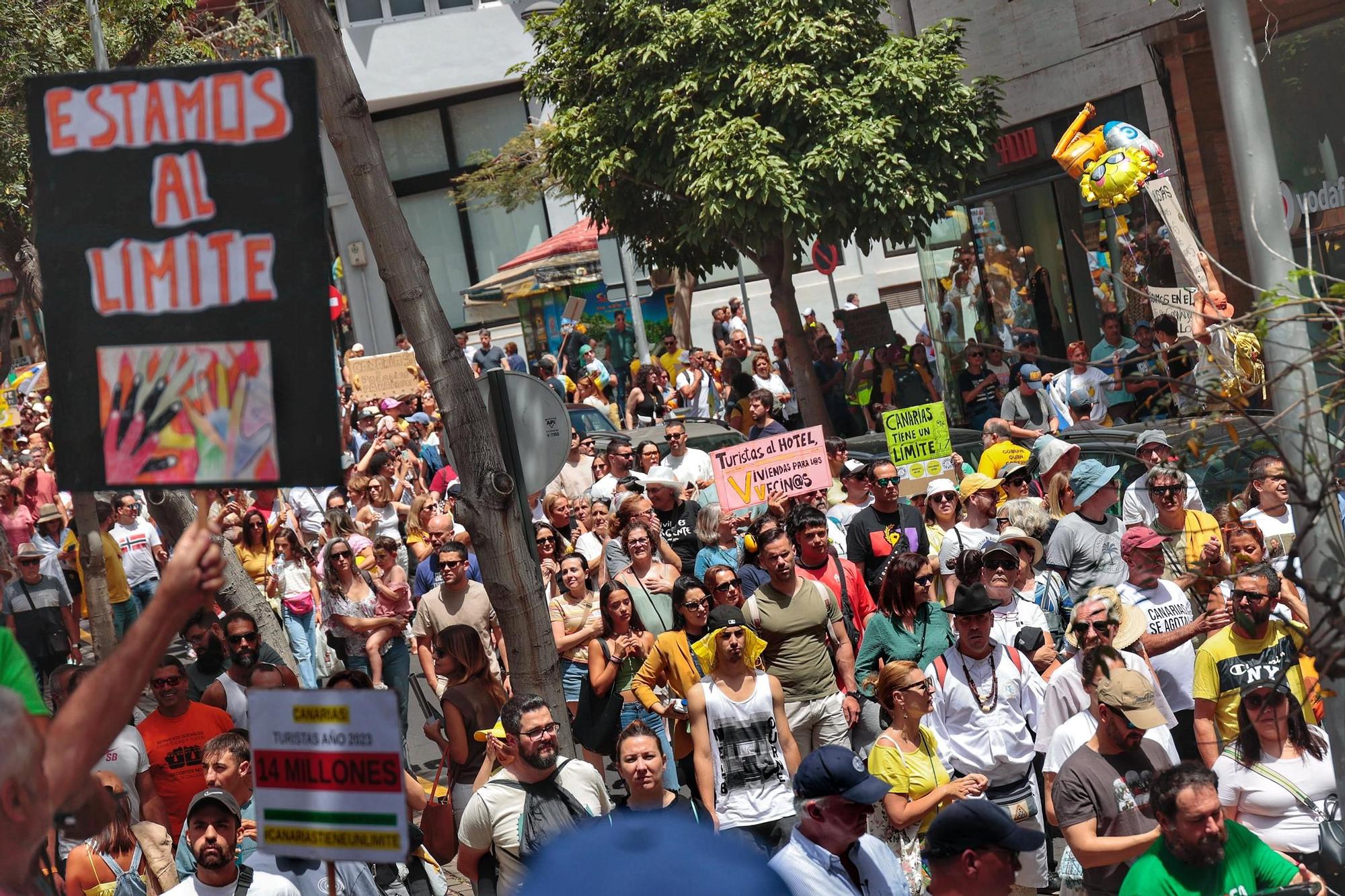 Manifestación en Santa Cruz de Tenerife por un cambio en el modelo económico de Canarias