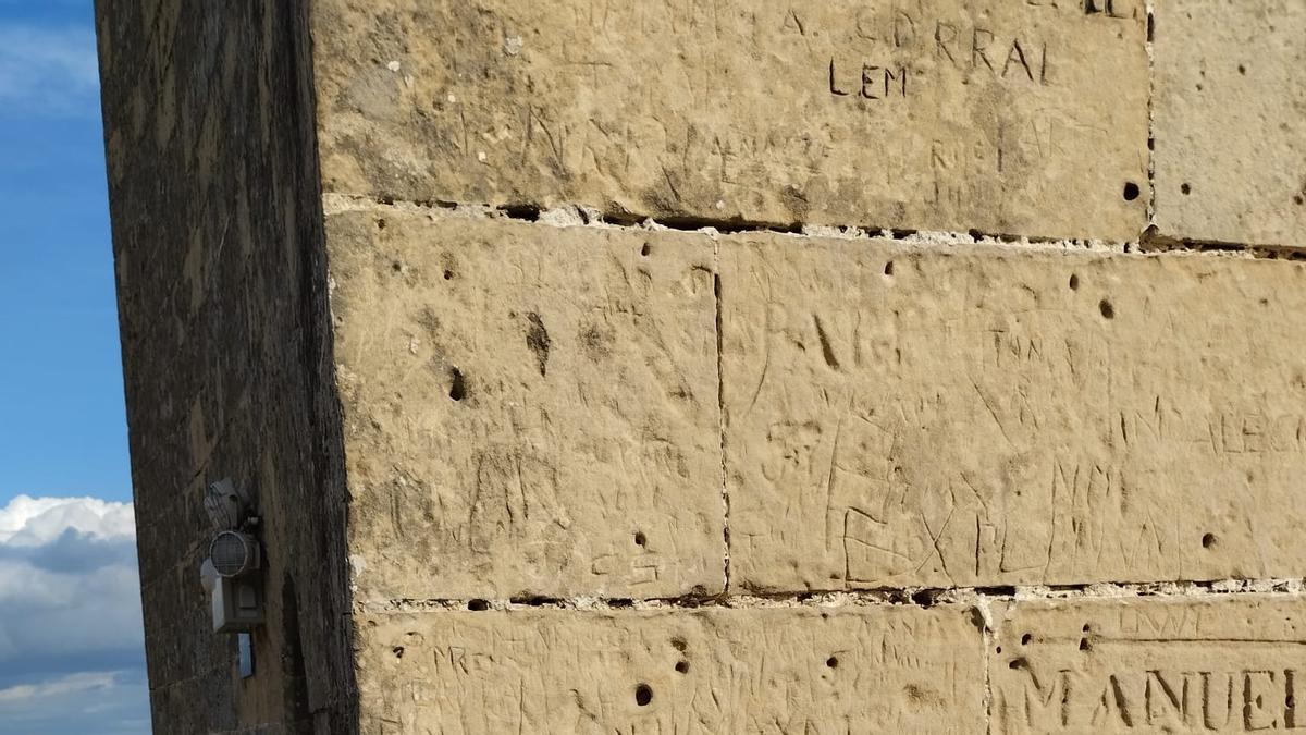 El grafito grabado por el joven en uno de los muros del castillo.