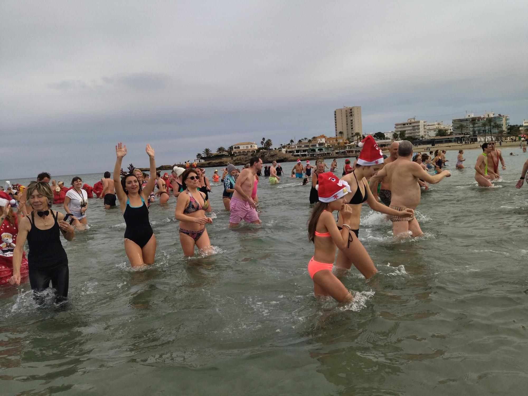 Una multitud se zambulle por la solidaridad en Xàbia