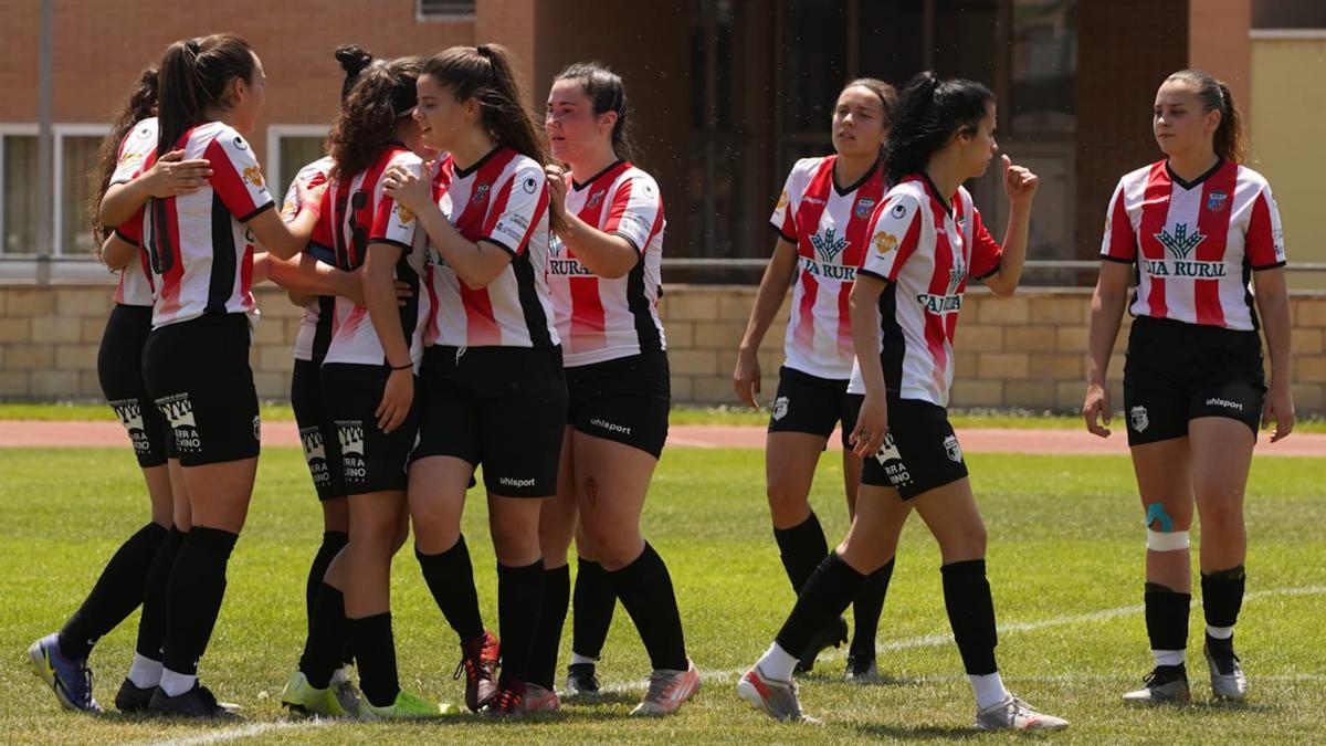 Las jugadoras del Zamora CF Amigos del Duero celebran uno de sus seis goles.