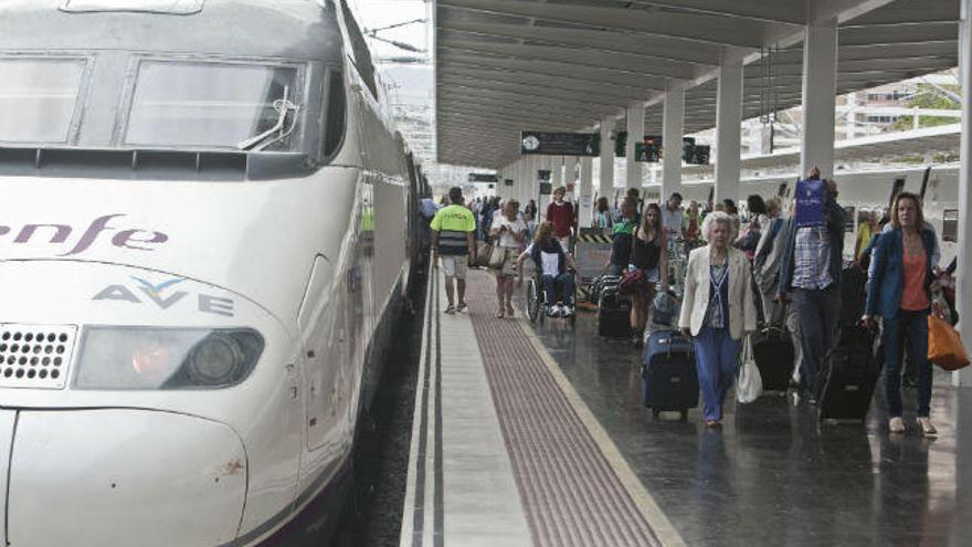 Una imagen del AVE en la estación de Alicante, con una gran afluencia de pasajeros