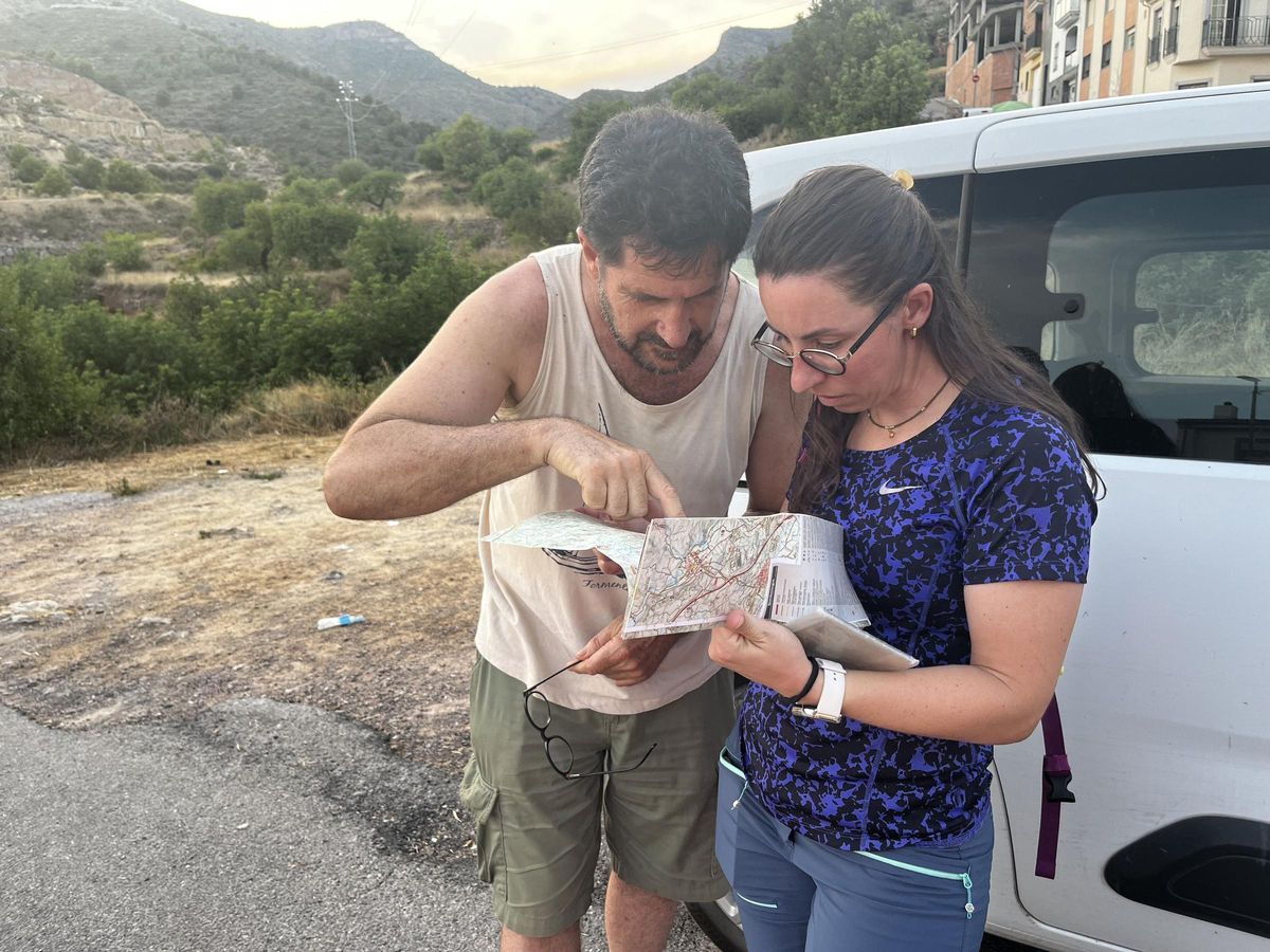 Los dos espeleológos que encontraron las pilas en la fuente, identifican otros algibes en la zona.