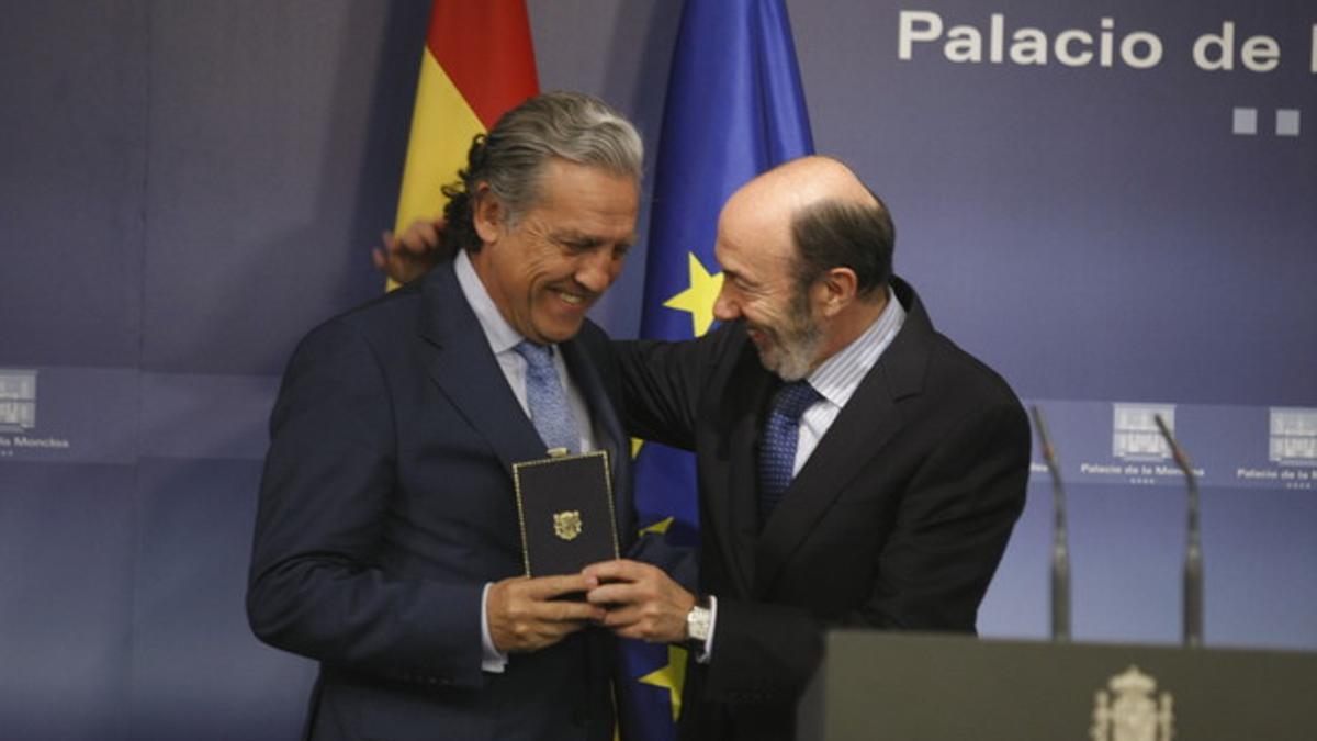 Rubalcaba entrega la Medalla del Orden Constitucional al eurodiputado Diego López Garrido, este lunes, en la Moncloa.