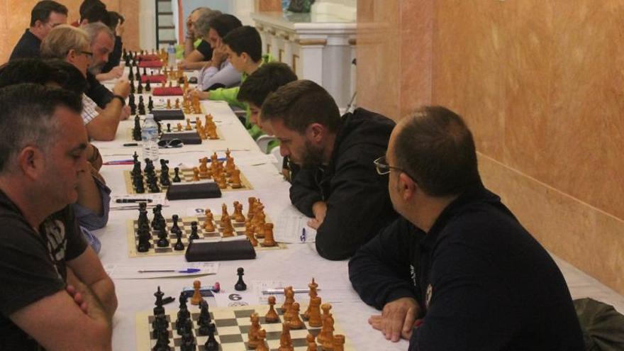 La capilla del asilo de Alcoy acoge la cuarta ronda del provincial de ajedrez