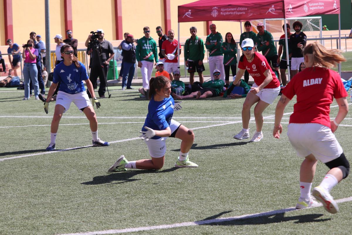 Ana Puertes, en acció davant la selecció basca en Joc Internacional Femení