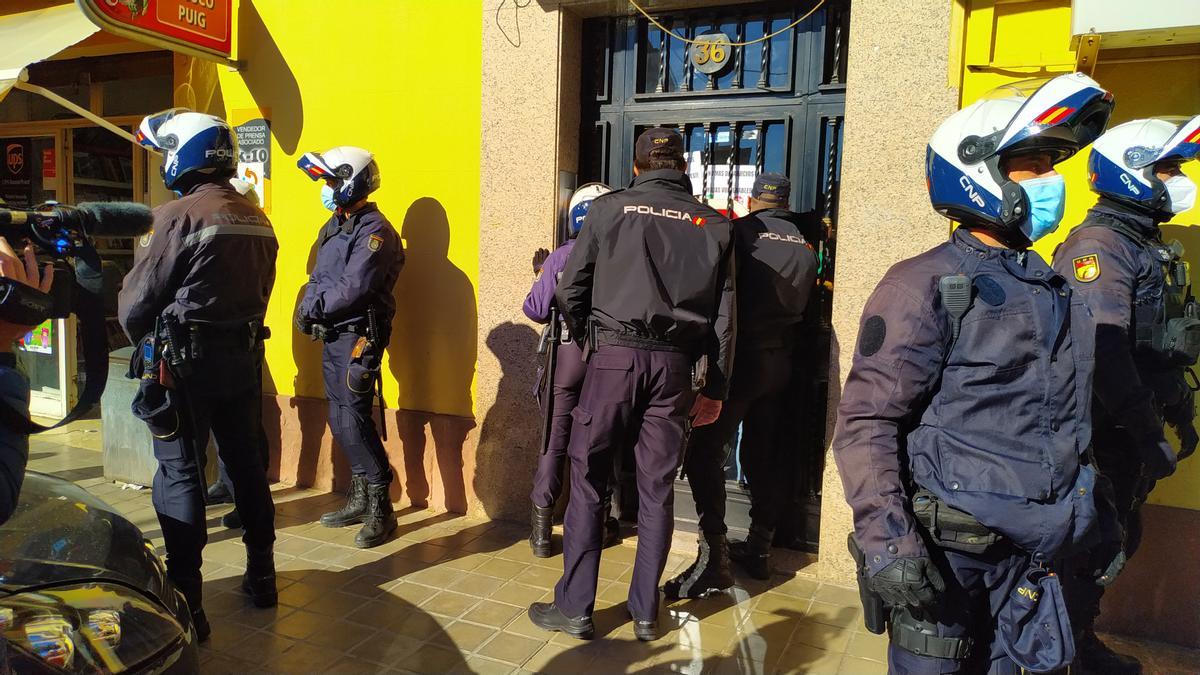 Policía formando un cordón en la puerta del edificio