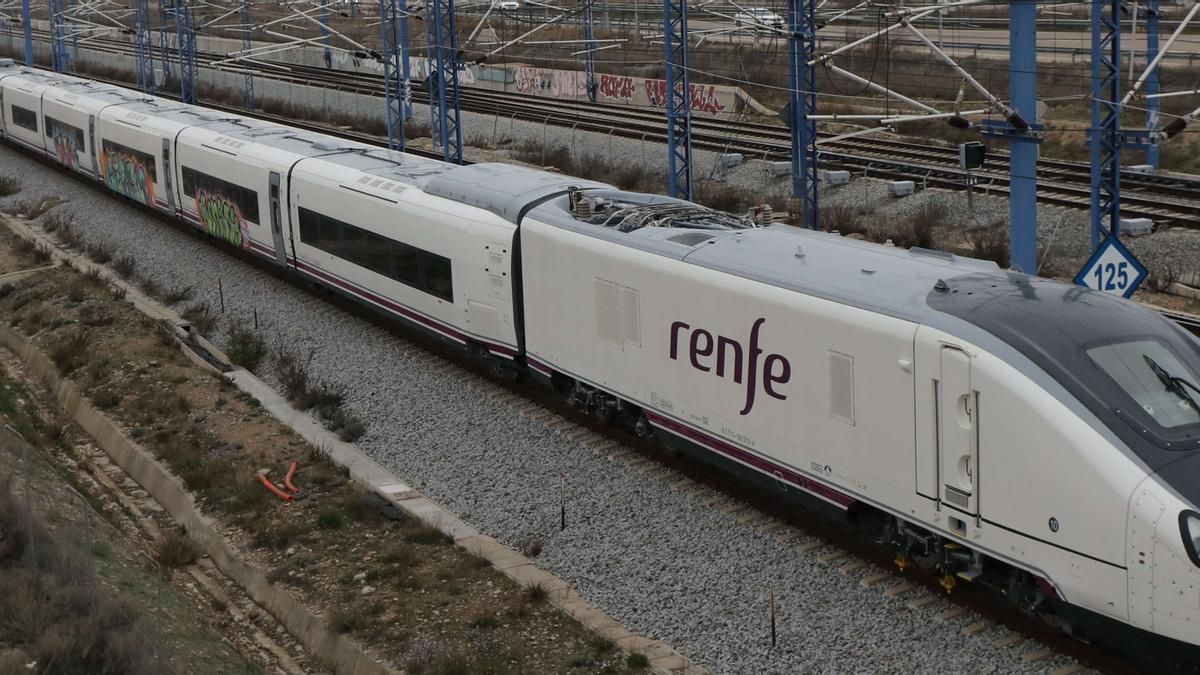 Tren 'Avril' de Talgo, ya vandalizado.