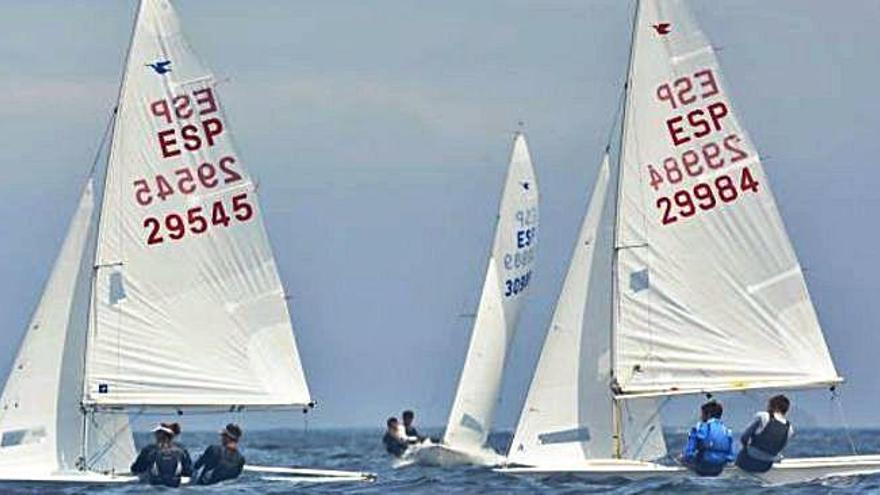 Medio centenar de embarcaciones compiten en las aguas coruñesas en este campeonato, en el que los favoritos son los hermanos canarios Gustavo y Rafael del Castillo Palop, del Náutico de Gran Canaria, actuales campeones nacionales y de Europa.