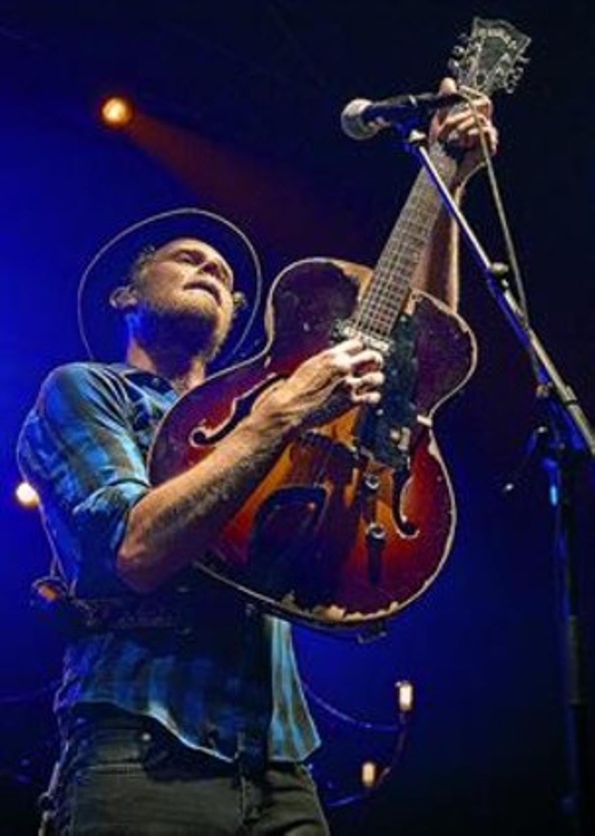 Wesley Schultz, durant el concert de The Lumineers a Razzmatazz. Wesley Schultz, durant el concert de The Lumineers a Razzmatazz.