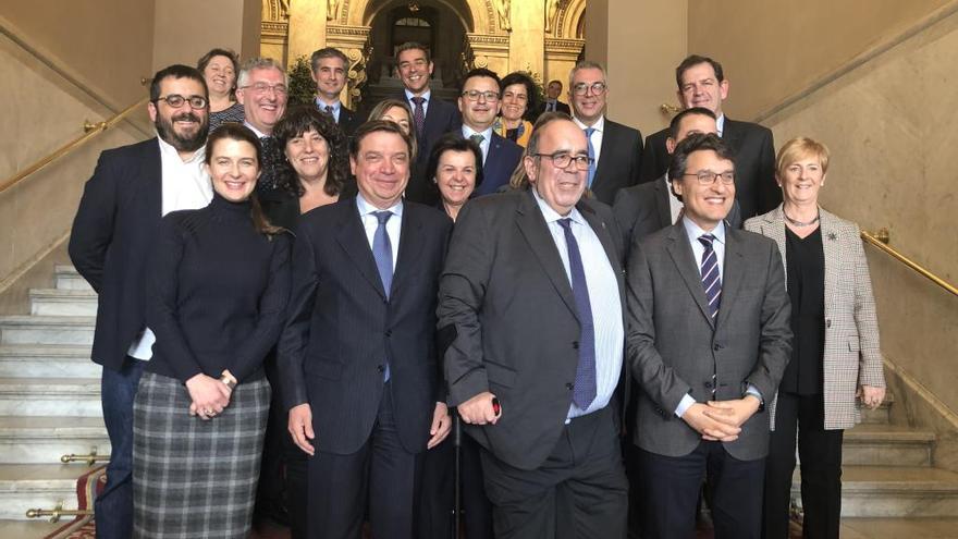 Los consejeros autonómicos posan en la escalinata de la sede del Ministerio de Agricultura.