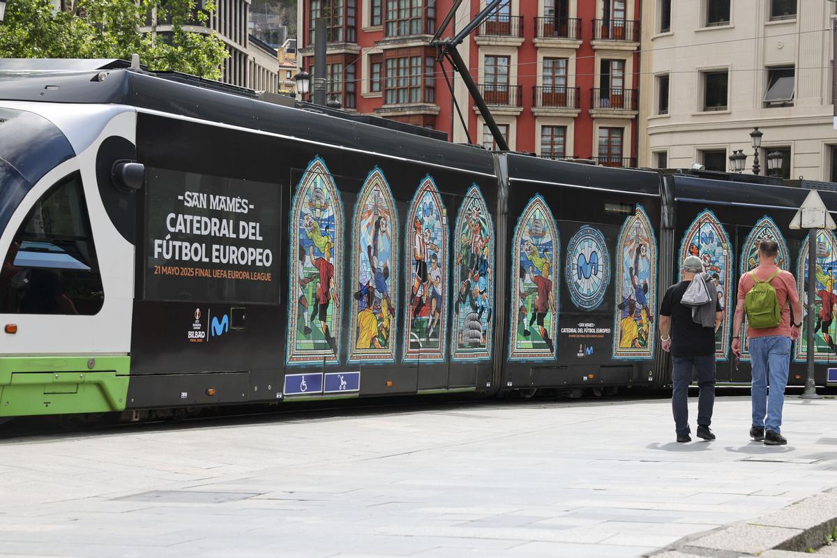 BILBAO, 12/05/2025.- Un tranvía anuncia la final de la Europa League el 21 de mayo en San Mamés, Bilbao, donde se disputará el encuentro entre Manchester United y Tottenham que decidirá el campeón de la edición actual. EFE/Luis Tejido