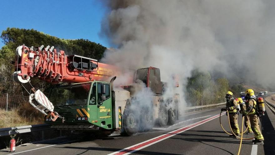 El camió incendiat a la C-15 a la Pobla de Claramunt