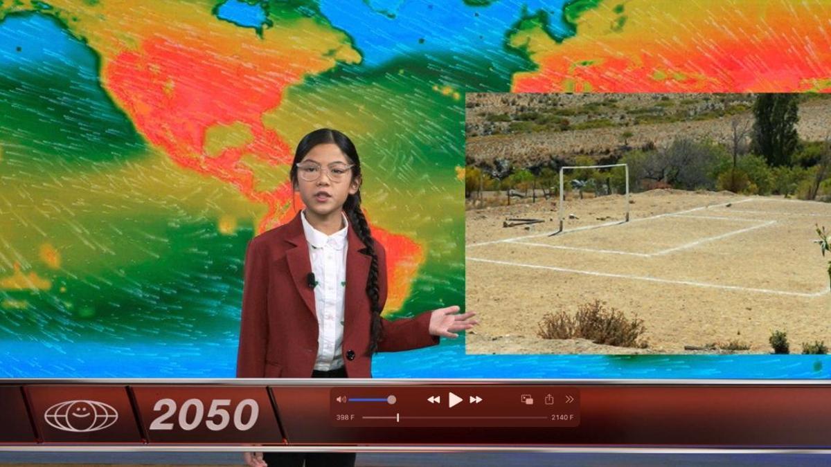 Una niña presenta el parte del tiempo del 2050 en un mundo afectado por la crisis climática.