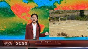 Una niña presenta el parte del tiempo del 2050 en un mundo afectado por la crisis climática.