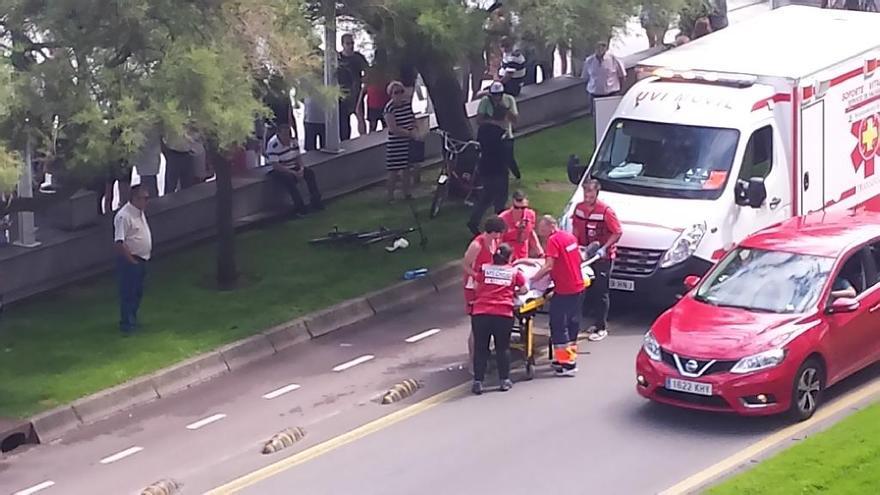 Un ciclista resulta herido en Gijón tras colisionar con un patinete en el Muro