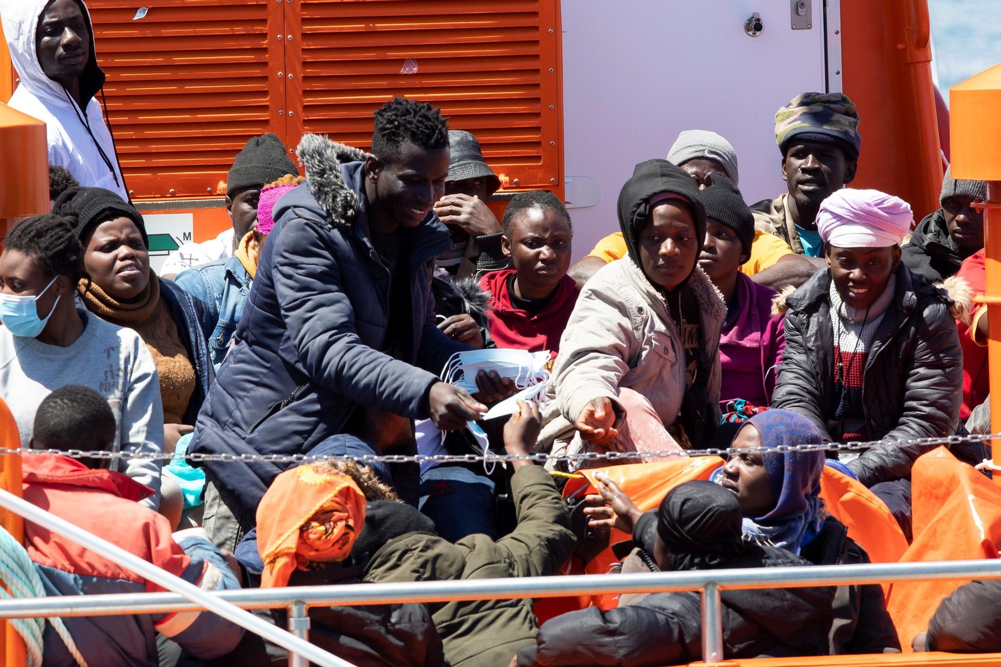 Trasladan a 40 migrantes al puerto de Arguineguín