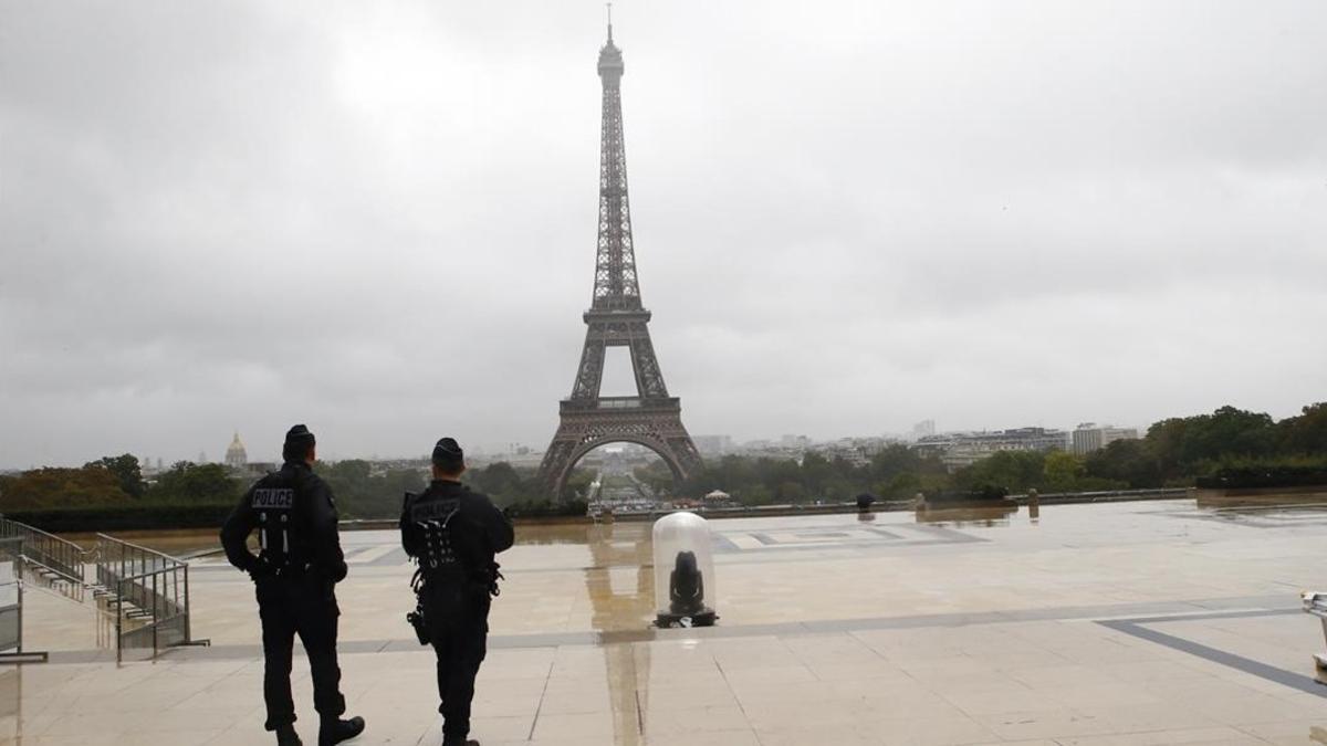 Policías patrullan en la plaza Trocadero, en las inmediaciones de la Torre Eiffel, en París.