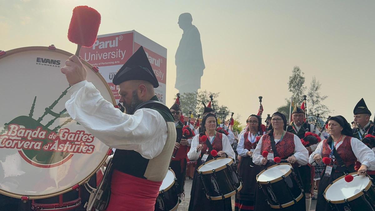 Desfile de la banda de gaitas de Corvera en India.