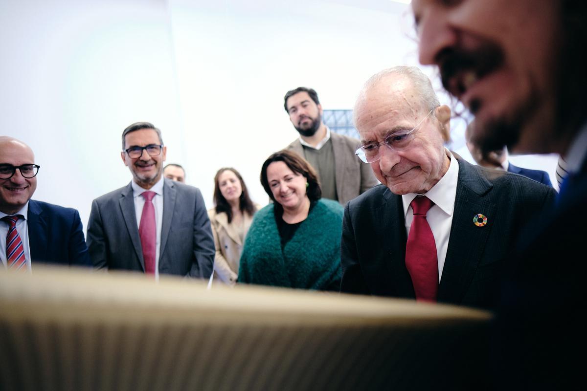 Gil de Gálvez, explicándole al alcalde y autoridades la organización del edificio