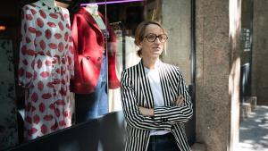 Mireia Escobar, directora del Disseny Hub, junto a la pop up de Passeig de Gràcia donde hasta julio exponen y venden los ganadores de la 4ª edición del programa Barcelona Fashion Forward.
