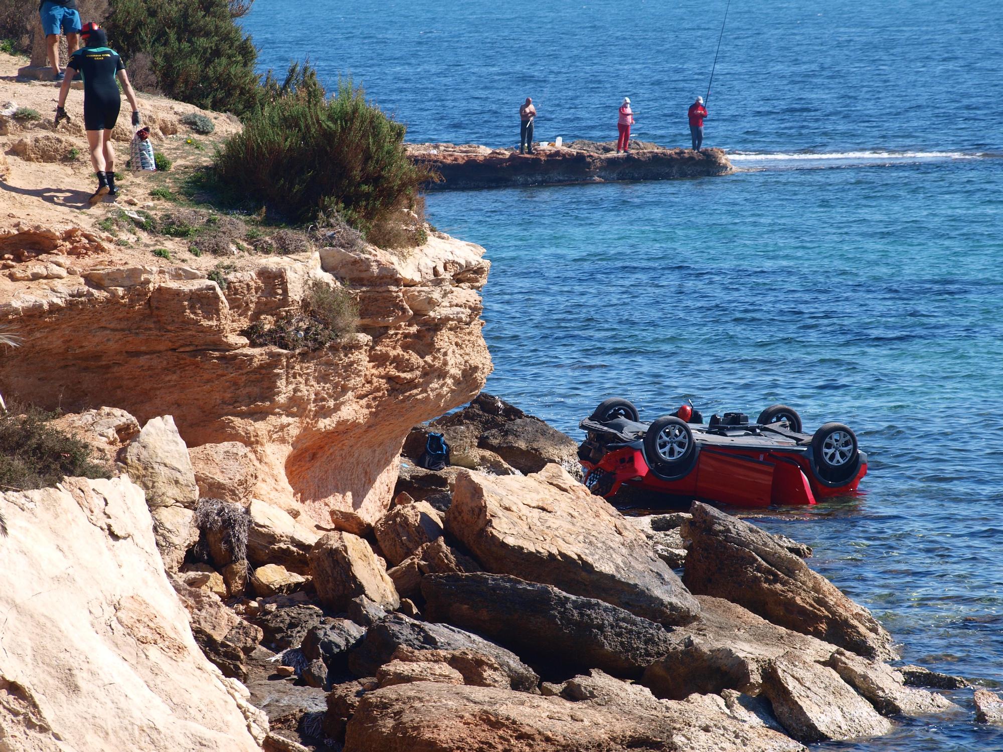 La Guardia Civil busca al conductor de un vehículo hallado en un acantilado de Punta Prima