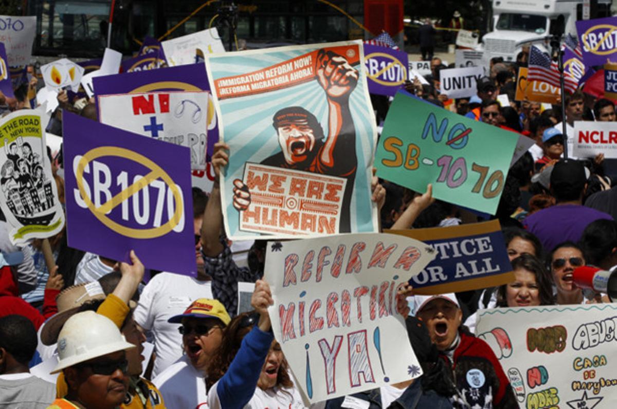 Manifestació a favor dels drets dels immigrants davant la Cort Suprema de Justícia de Washington, als Estats Units.
