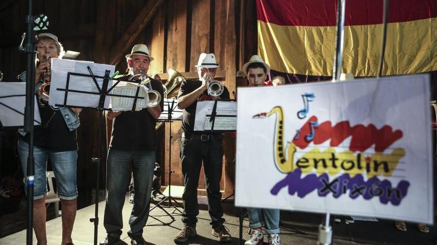 La charanga &quot;Ventolín&quot;, durante una actuación.