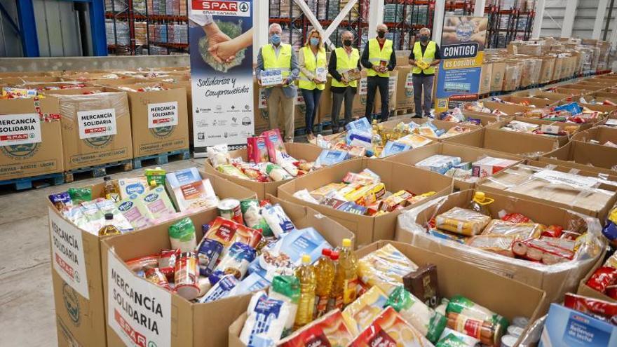 164 toneladas de alimentos solidarios. Entrega a los representantes del Banco de Alimentos de 50.025 kilos de productos recogidos por las tiendas de SPAR Gran Canaria en la ‘Operación Kilo’ del pasado junio.