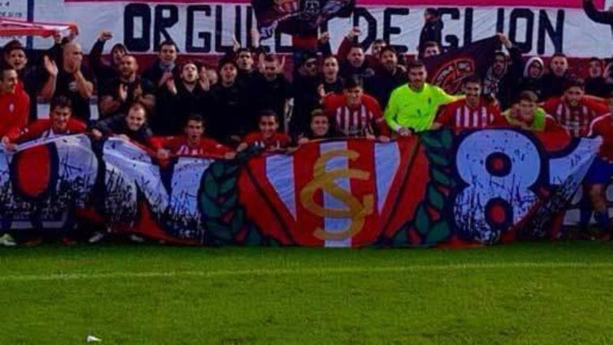 Polémica en la redes por una foto del Sporting B con Ultra Boys en Villaviciosa