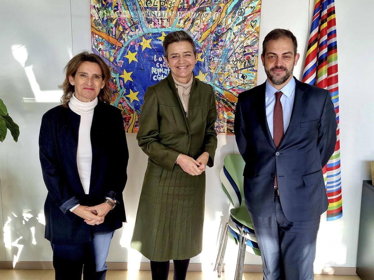 La vicepresidenta y ministra para la Transición Ecológica, Teresa Ribera; la comisaria europea de Competencia, Margrethe Vestager; y el ministro portugués de Medio Ambiente, José Duarte Cordeiro. 