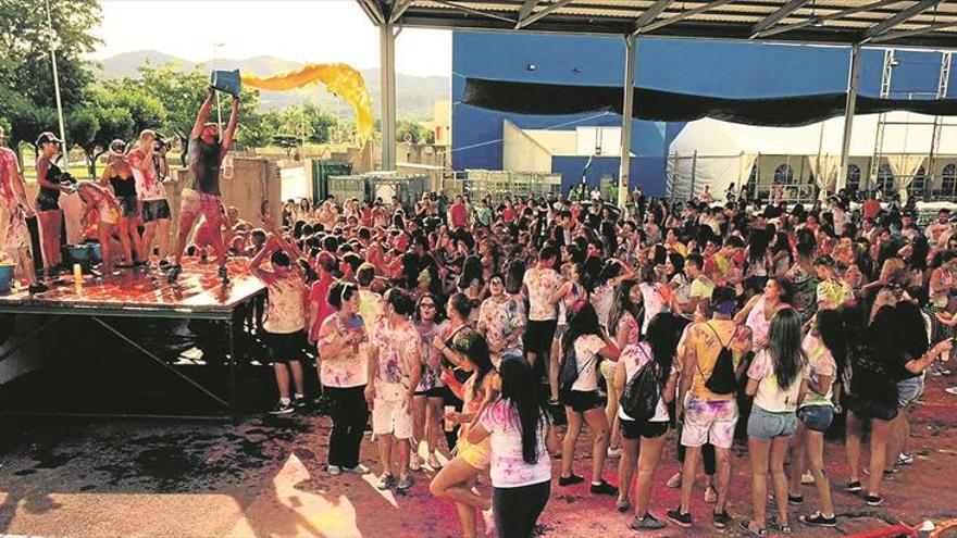 Los conciertos, desfiles y verbenas llenan de color las calles de Betxí