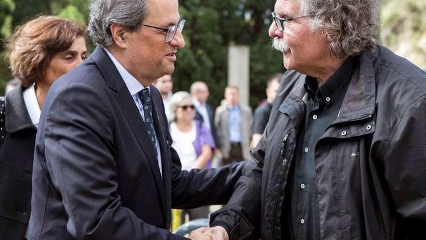 El presidente catalán, Joaquim Torra, y Tardà (a la derecha) se saludan en un acto, ayer, en Barcelona. // Efe