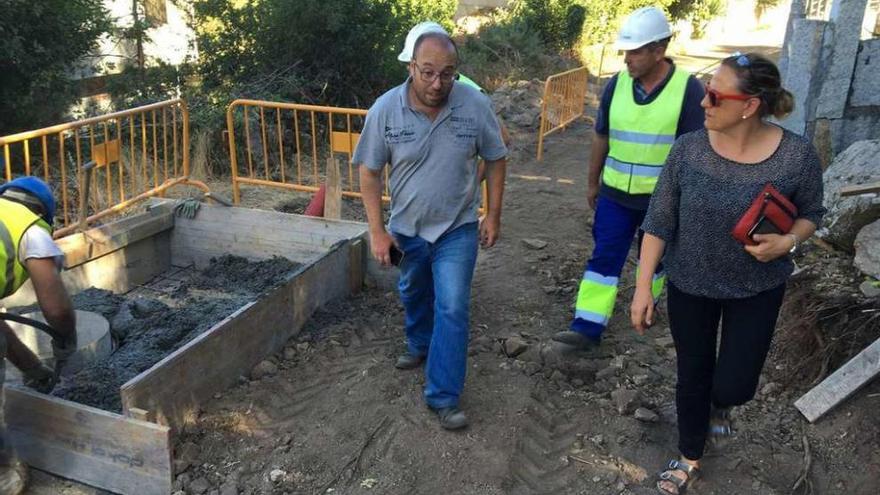 La concejala Ángeles Domínguez supervisa las obras de canalización de Fenosa. // Muñiz