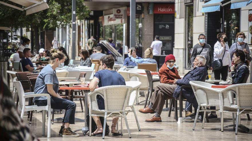 La hostelería reclama abrir hasta las 12 de la noche y ampliar aforos en el interior