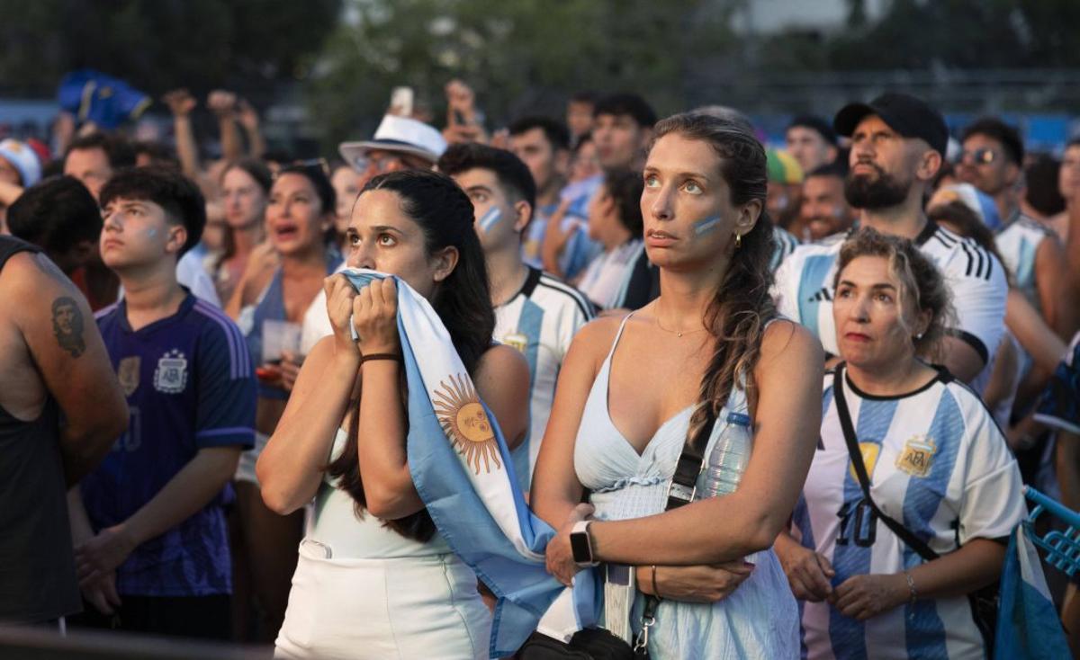 Emotionaler Scherbenhaufen: argentinische Fans in Son Moix.    | FOTO: JAIME REINA ALCOCER