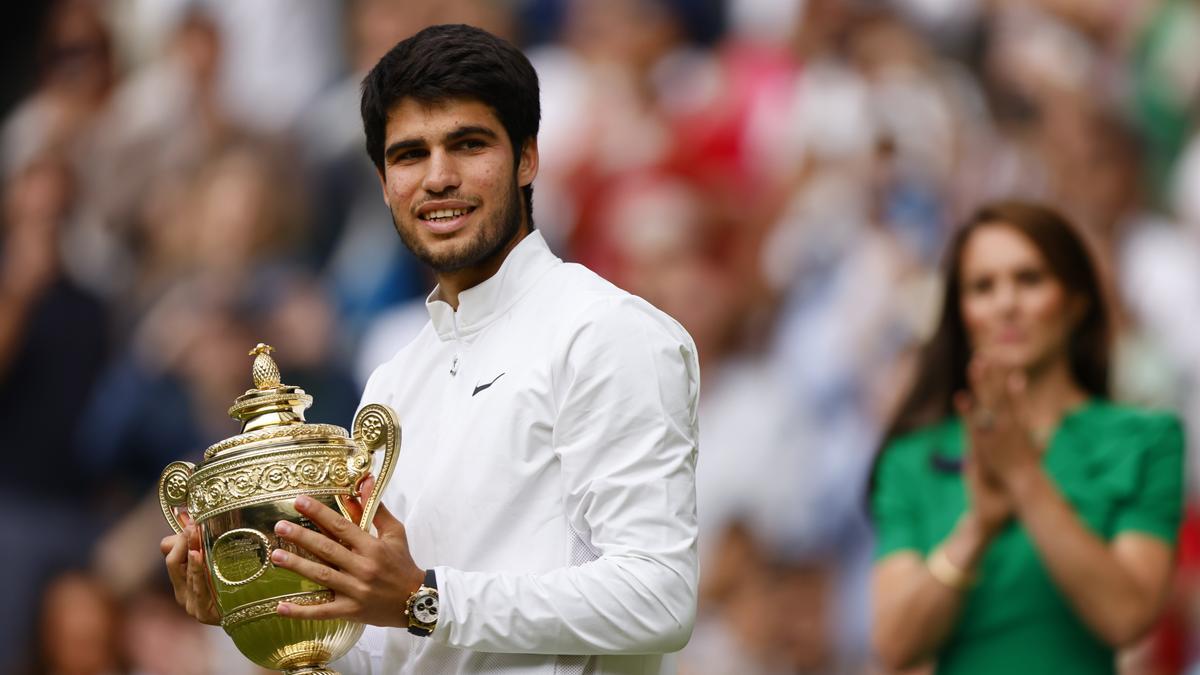 Alcaraz posa con el trofeo de campeón de Wimbledon.