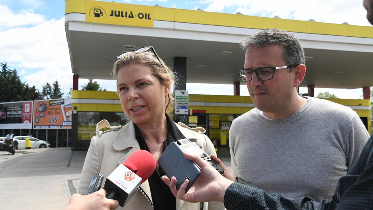 Cristina Julià, gerente de la gasolinera Rally, y Rafael Güeto, regidor de Desarrollo Económico Local, en la inauguración de la primera instalación de autoconsumo solar privada en Rubí