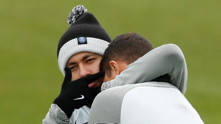 Neymar bromea con Thiago Silva.