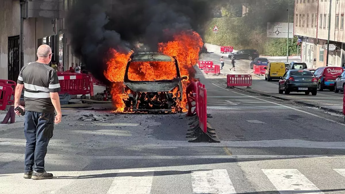 El fuego calcina otro coche en pleno centro de Milladoiro