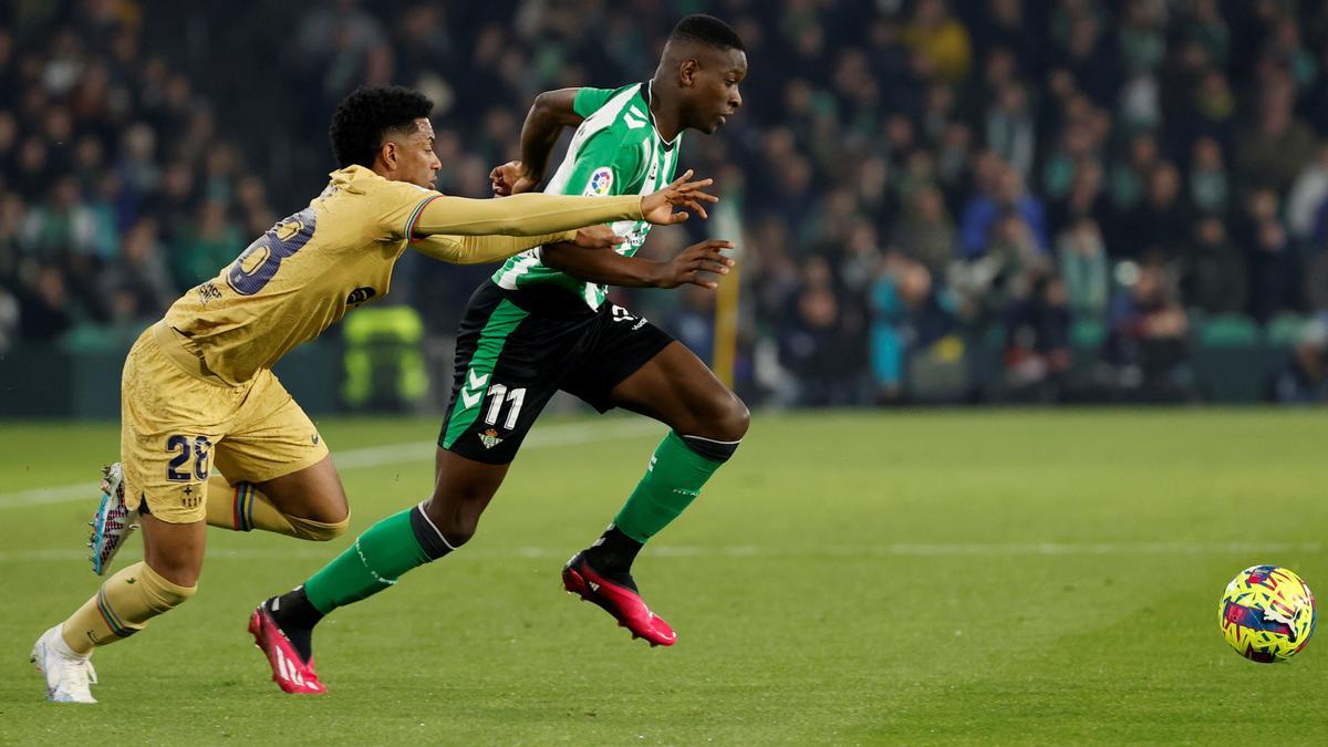 Balde intenta frenar a Luiz Henrique en el Betis-Barça del Villamarín.