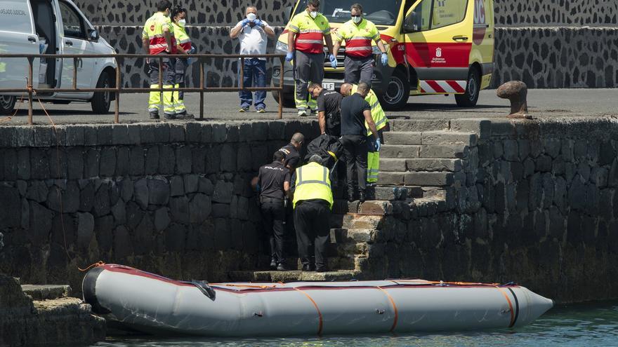 Una mujer embarazada muere en la neumática con la que trataba de llegar a Lanzarote