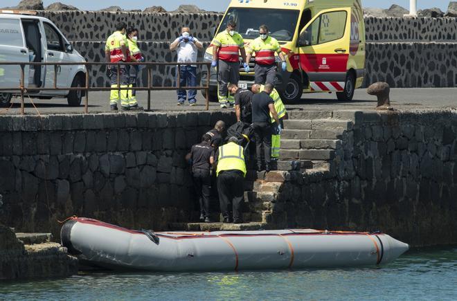 Muere una mujer embarazada en una neumática con otros 52 migrantes cerca de Lanzarote