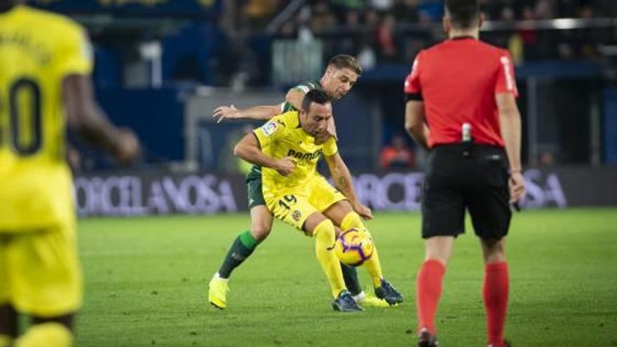 Cazorla pelea por el esférico con Joaquín.