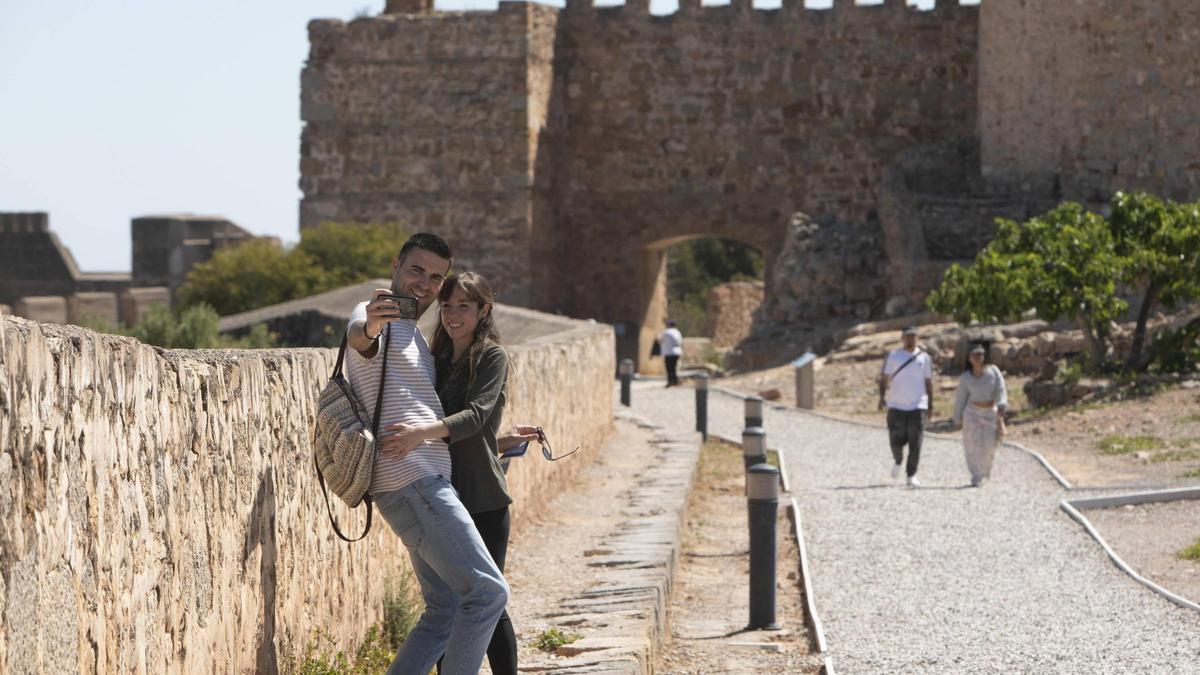 Visitantes en el Castillo de Sagunt.