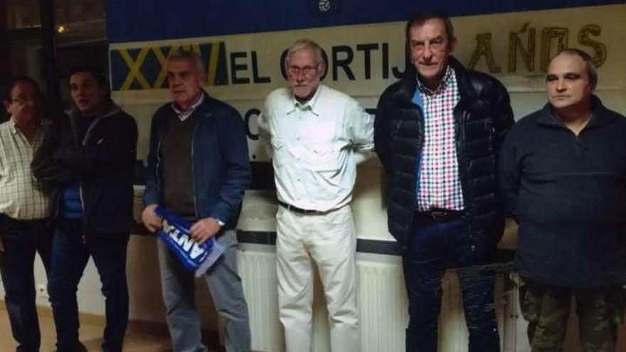 Pepe Mosterín, presidente de la peña, primero por la izquierda, con Chus Hevia, segundo, Prieto, tercero y Vicente González-Villamil, quinto.