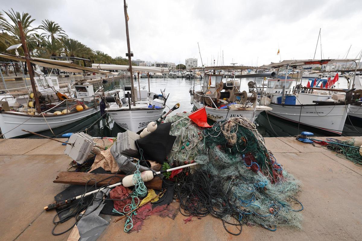 Redes de pesca en el muelle de pescadores del puerto de Sant Antoni, Ibiza
