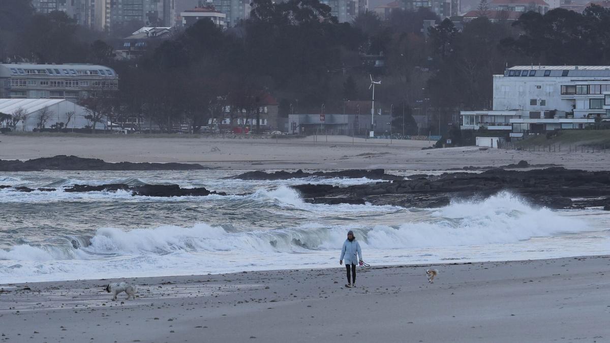Imagen del oleaje en una playa de Vigo.