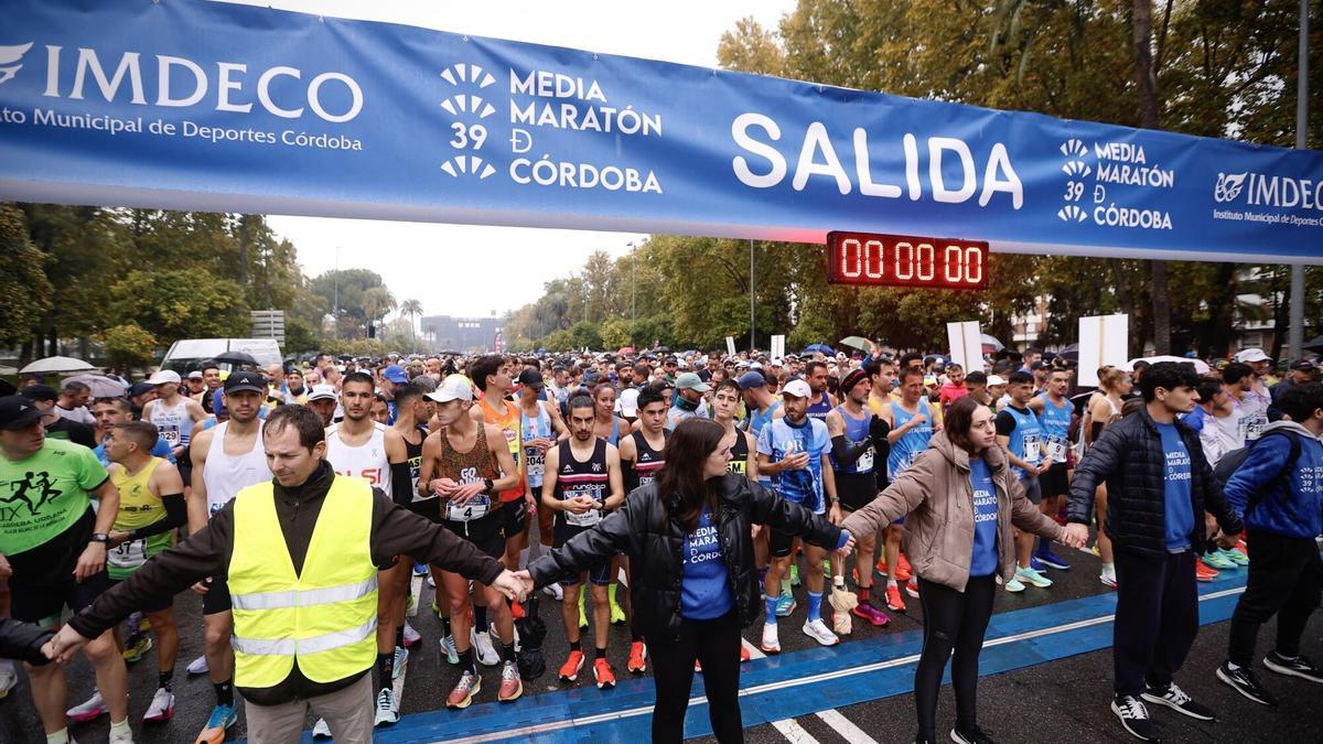 Un corredor sufre un infarto en la Media Maratón de Córdoba y es estabilizado gracias a un desfibrilador de la Policía Local Un corredor sufre un infarto en la Media Maratón de Córdoba y es estabilizado gracias a un desfibrilador de la Policía Local
