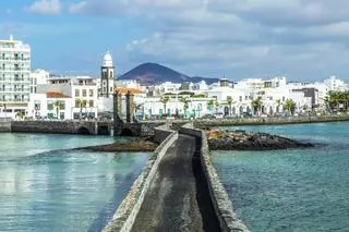 La ciudad con el paseo marítimo más bonito del mundo está en España: 26 kilómetros rodeados de palmeras