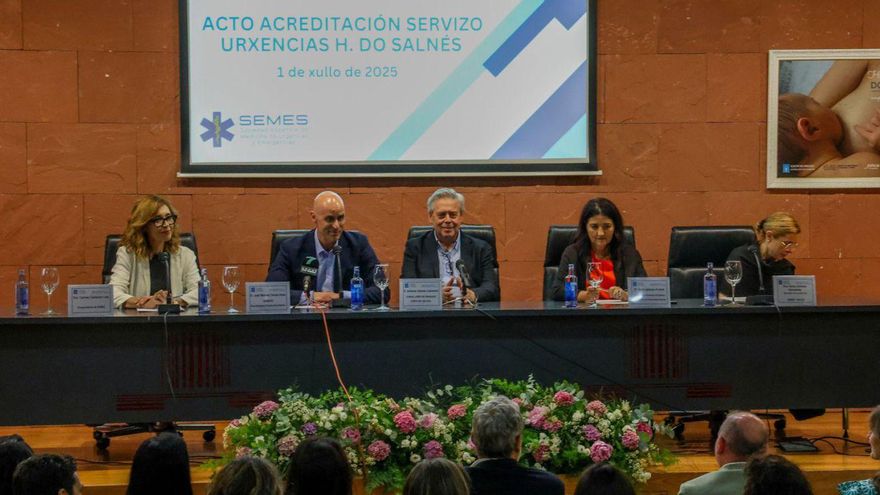 El conselleiro, en el centro, junto a otras autoridades del Sergas y de Semes, ayer en el Hospital do Salnés.